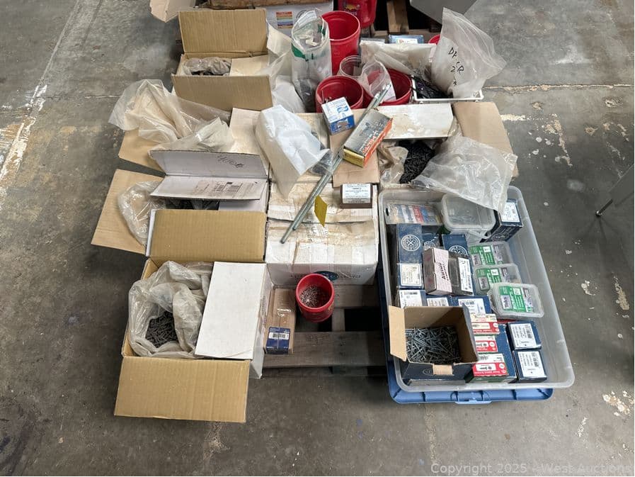 contents-of-pallet-assorted-screws-622092