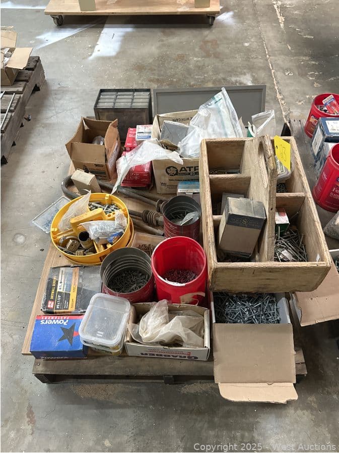 contents-of-pallet-assorted-screws-bolts-hardware-622090