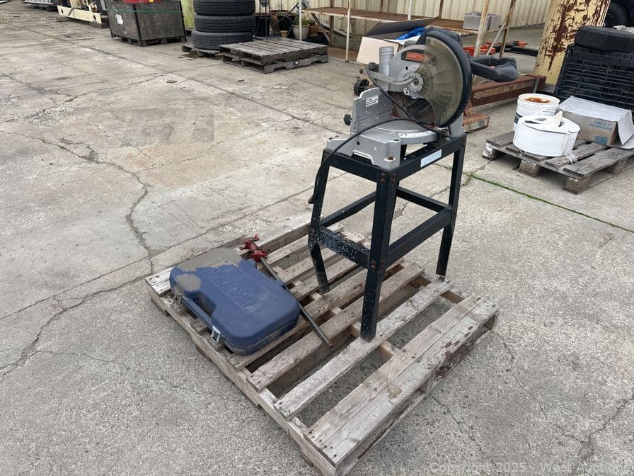 contents-of-pallet-craftsman-10-compound-miter-saw-pipe-clamp-and-lincoln-grease-gun-623425