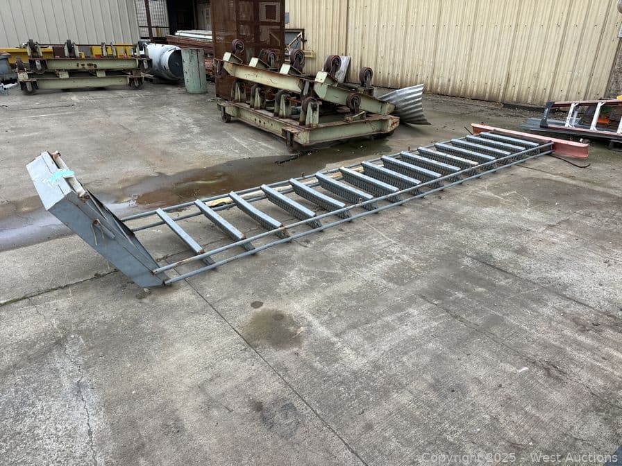 rolling-stair-platform-623442