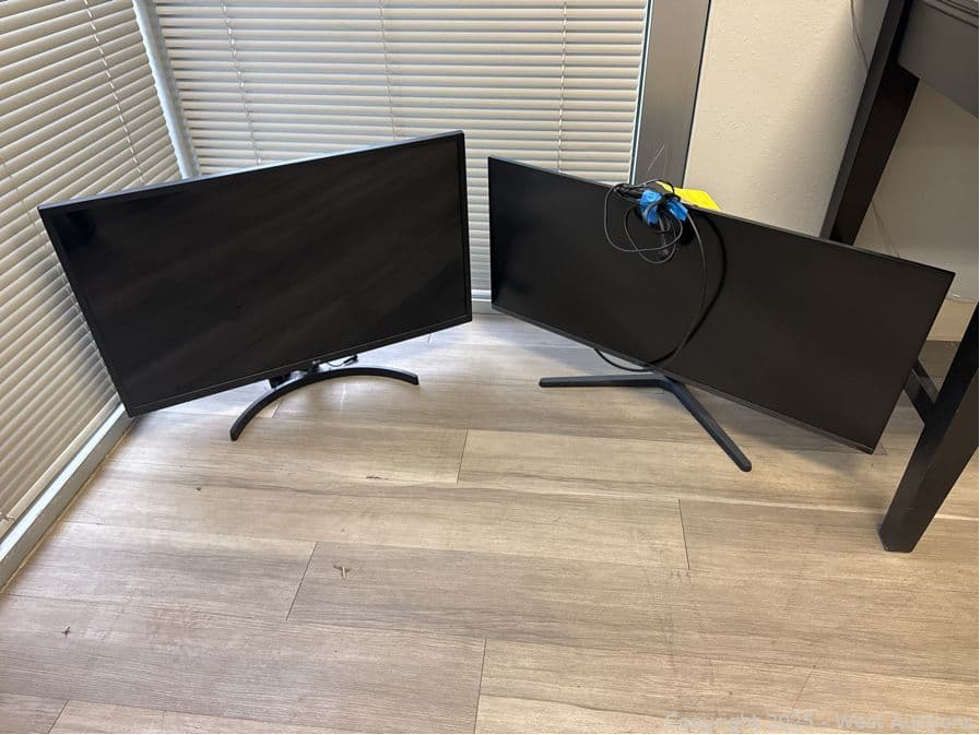 2-computer-monitors-623811