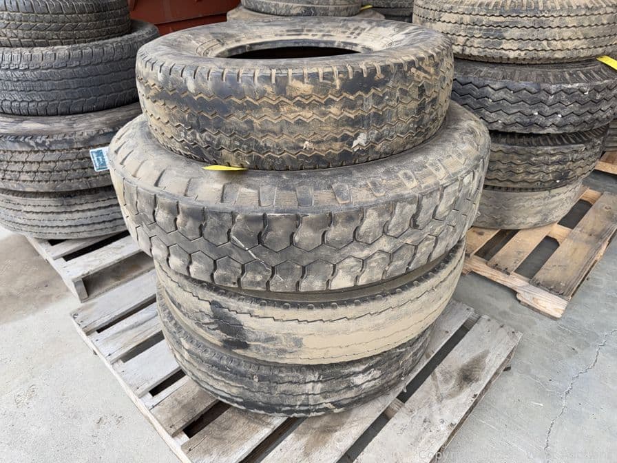 contents-of-pallet-2-truck-tires-and-wheels-and-2-assorted-tires-622928