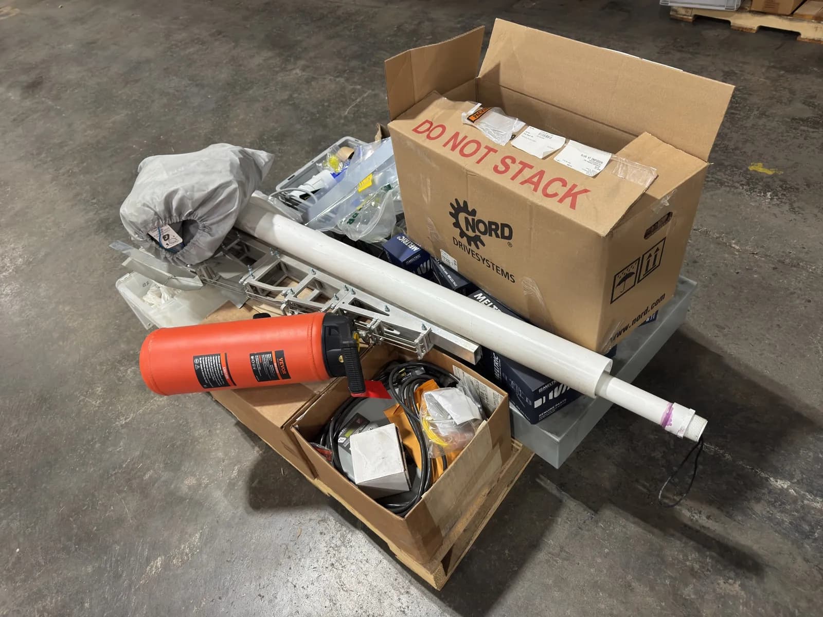 contents-of-pallet-vevor-pump-sprayer-feeder-cube-nord-drive-system-and-connectors-daa8d0