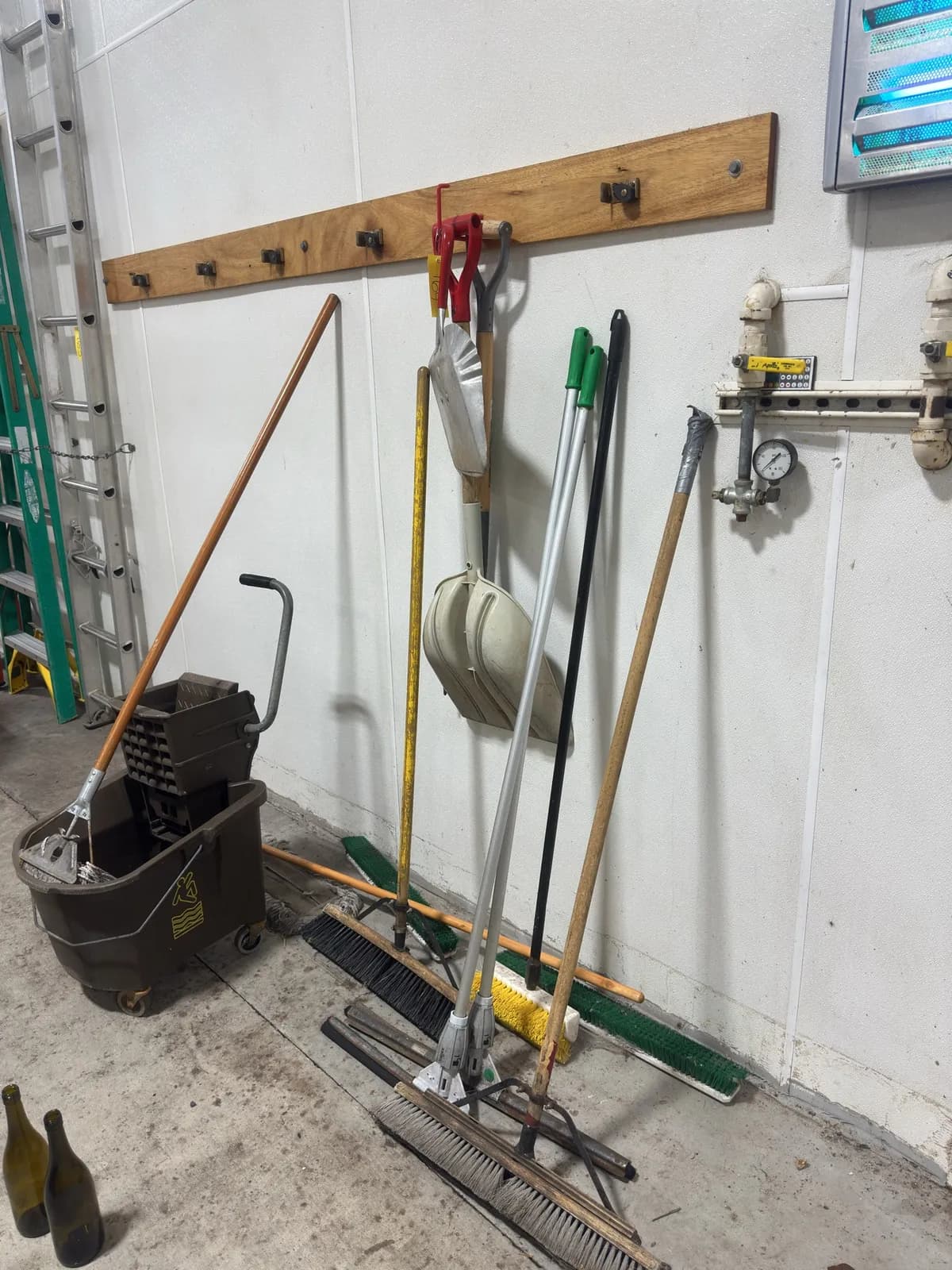 contents-of-wall-3-brooms-2-squeegees-mop-and-more-c723c8