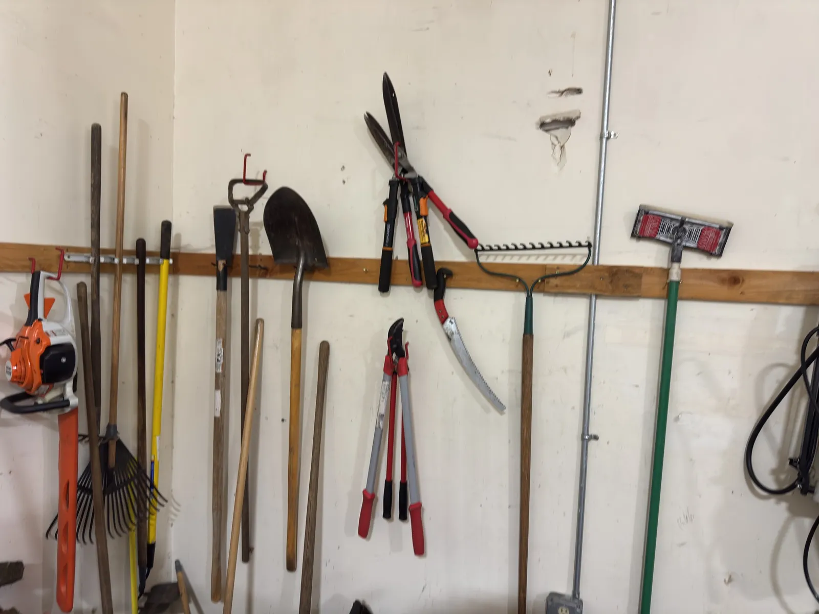 contents-of-wall-gardening-tools-lawn-mower-and-portable-sprayers-15e2e6