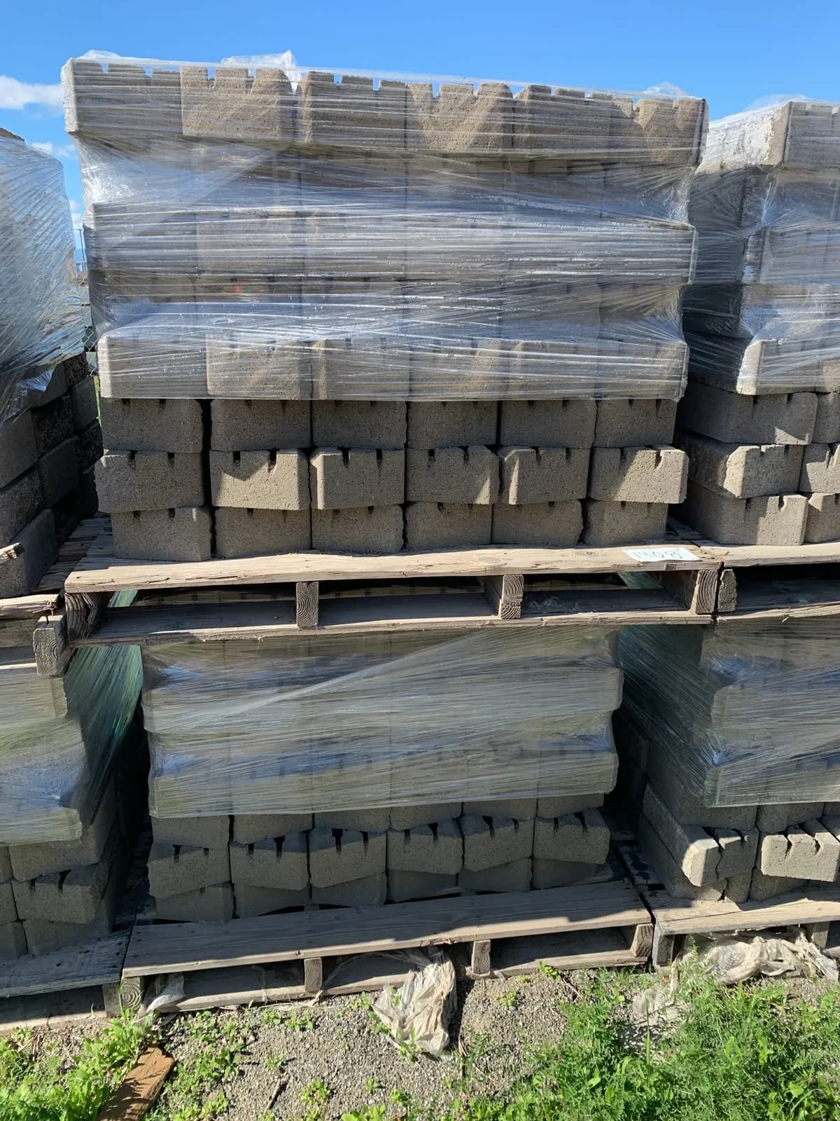 2-pallets-of-insignia-wall-tan-charcoal-f03cc7
