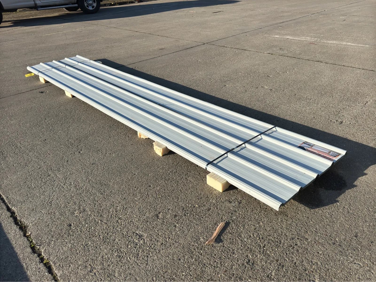 30-white-metal-roof-panels-16x3x04mm-unused-mm2lqzlo