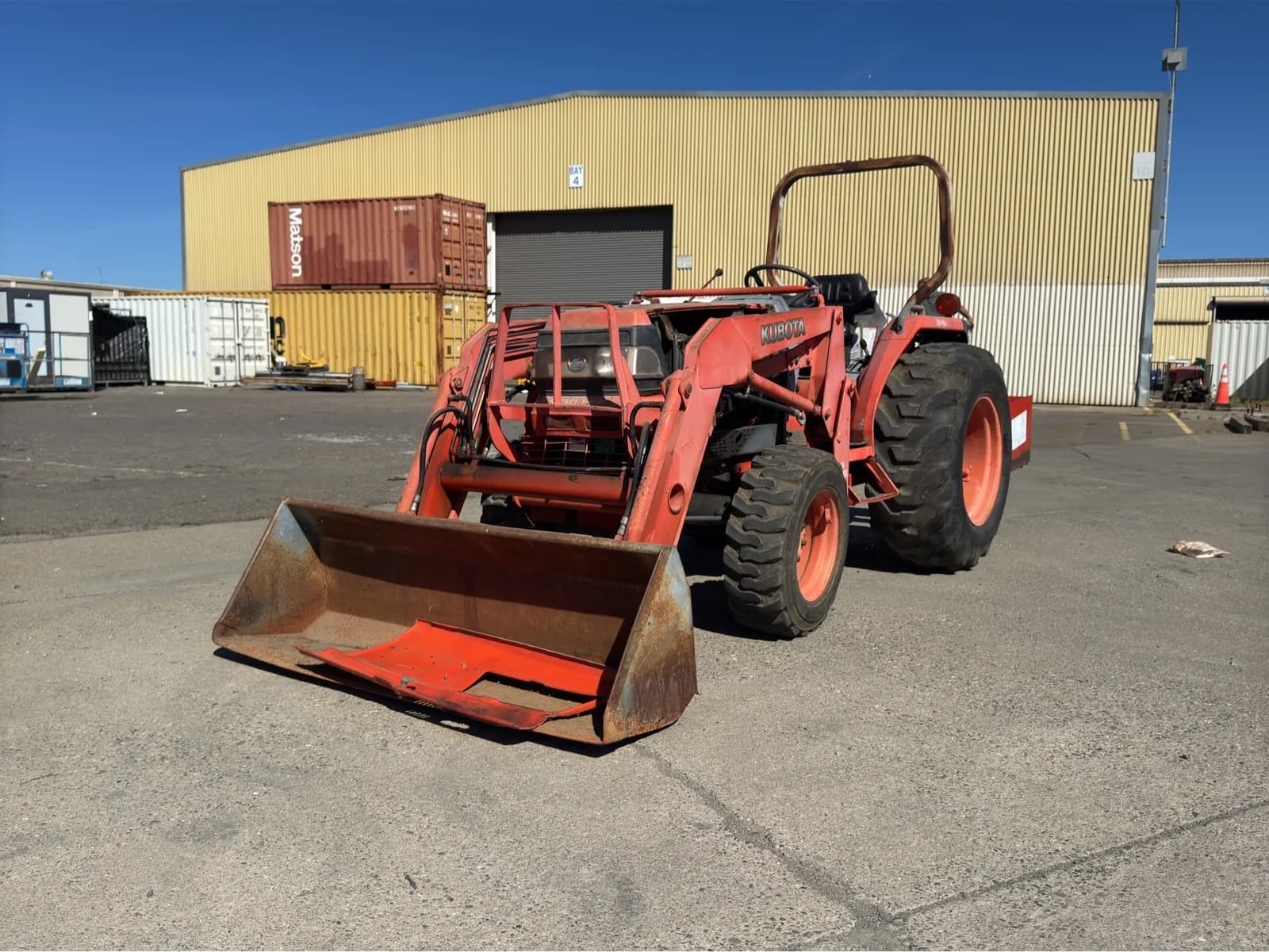 kubota-l3010-tractor-with-front-loader-bucket-and-box-scraper-mnlvkuxs
