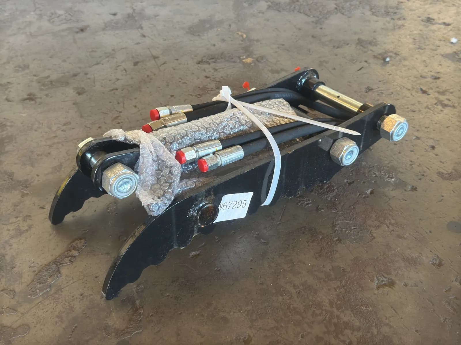 2026-future-mini-excavator-hydraulic-thumb-attachment-unused-mn9bwx31