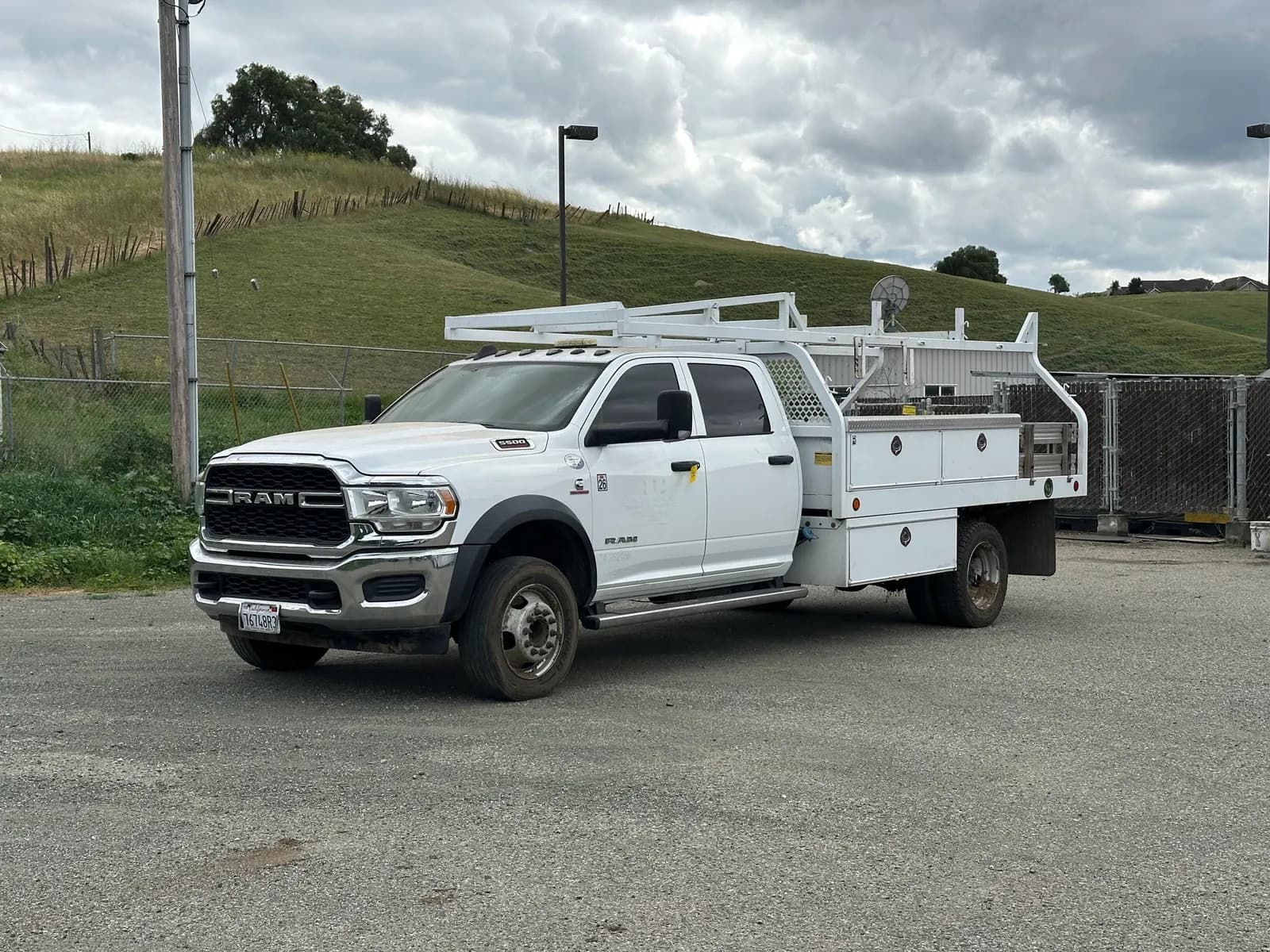 2019-ram-5500-heavy-duty-turbo-diesel-4wd-dually-utility-truck-with-lumber-rack-mns62wbx