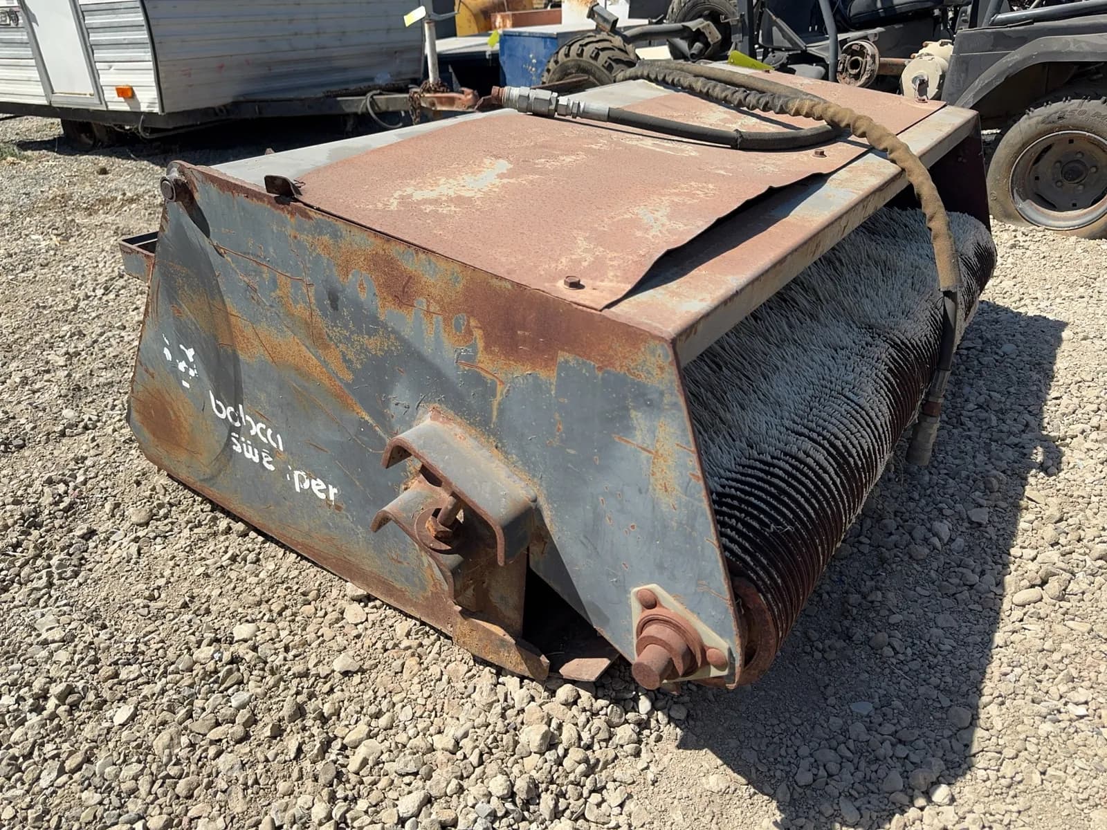 bobcat-sweeper-60-skid-steer-attachment-msi3lv4e