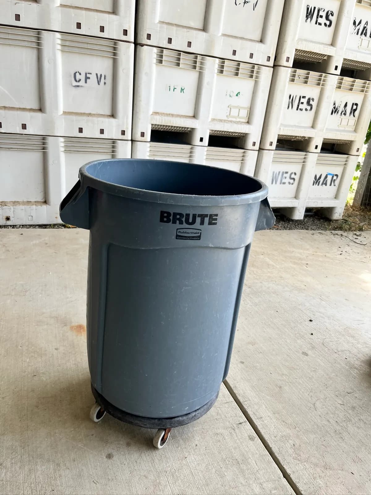 brute-with-wheels-gray-55-gallon-capacity-moep0y0s