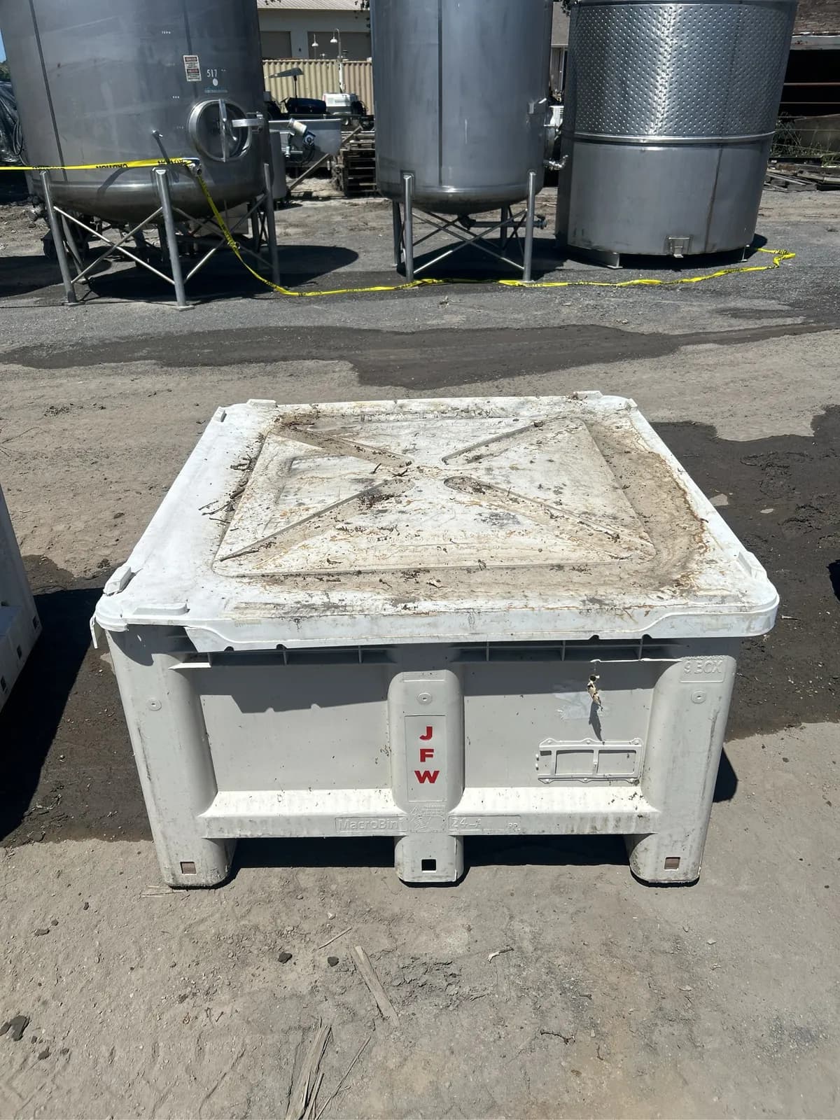 1-2-ton-bin-with-conveyor-belts-0b50c8