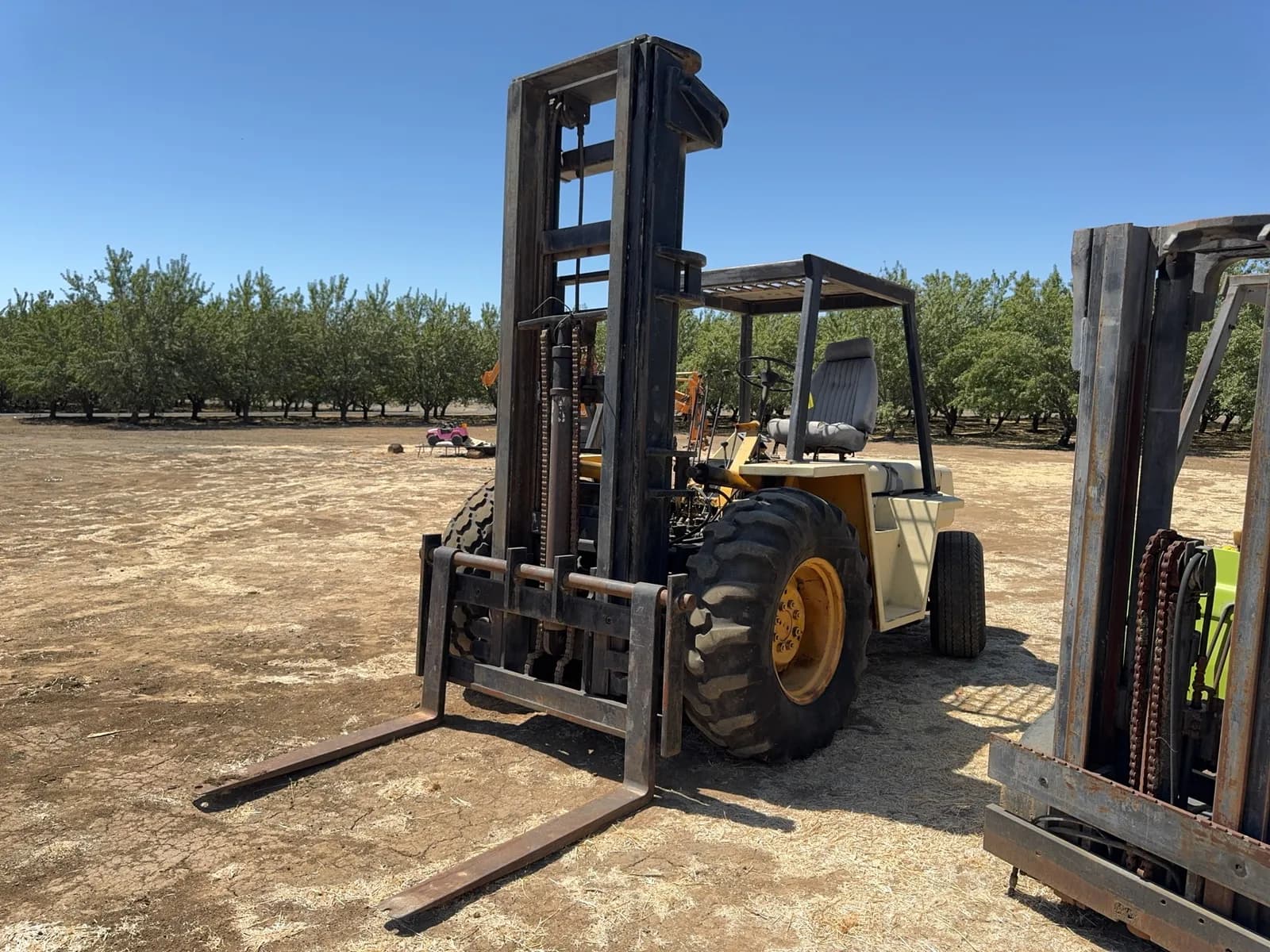 cat-rough-terrain-forklift-ms7vfwpx