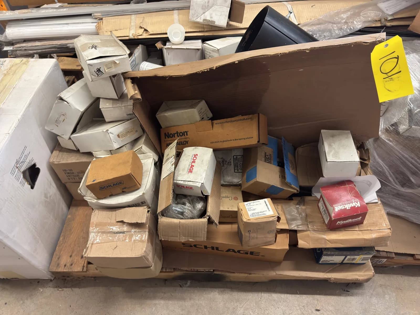 contents-of-pallet-schlage-kwikset-assa-abloy-door-hardware-b45309