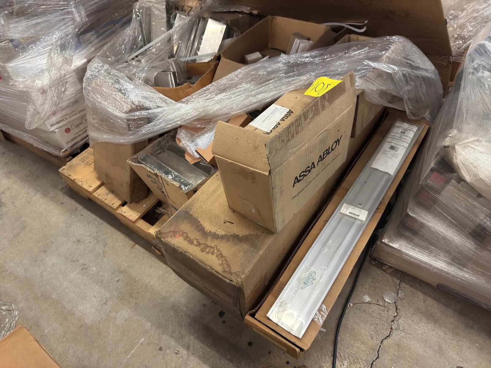contents-of-pallet-assa-abloy-schlage-and-accurate-chicago-door-hardware-213a47