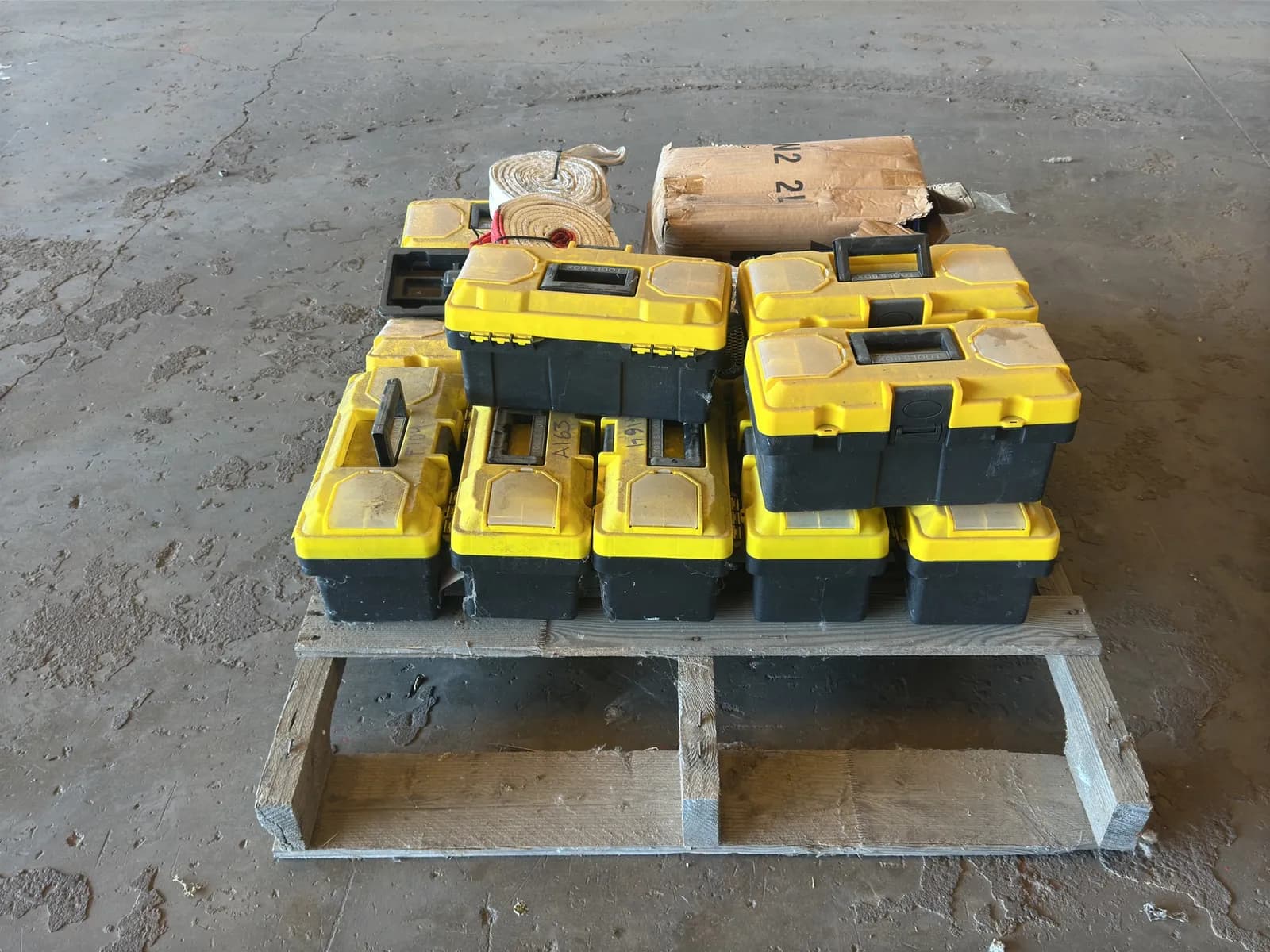 contents-of-pallet-11-small-tool-boxes-6-compressed-gas-tanks-and-6-assorted-rigging-slings-mq8wizye