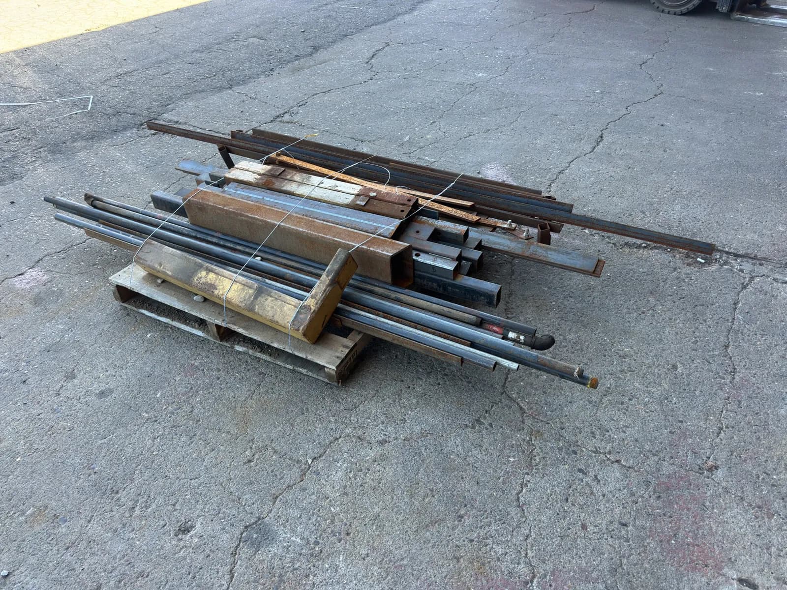 contents-of-pallet-assorted-scrap-steel-mpppce5m