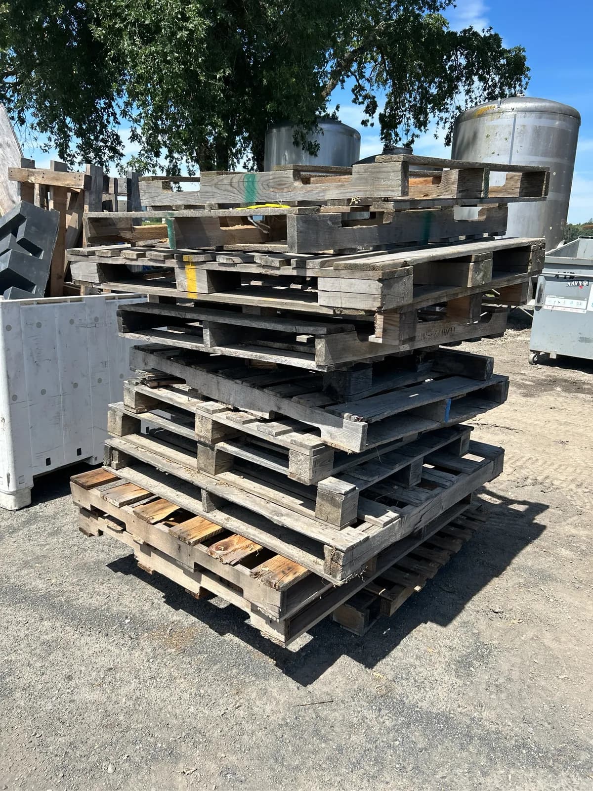 13-wood-pallets-mpoil9tt