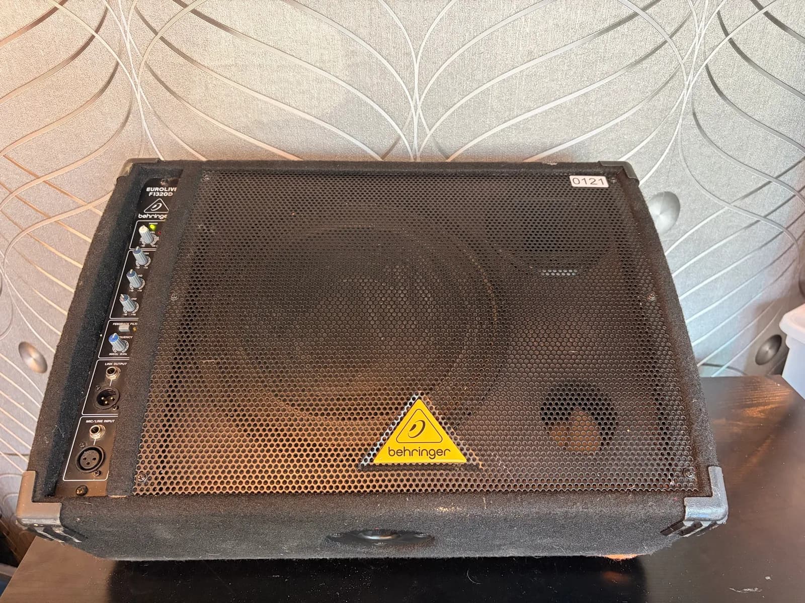 behringer-eurolive-f1320d-active-300-watt-2-way-monitor-speaker-system-mpdc6b7o