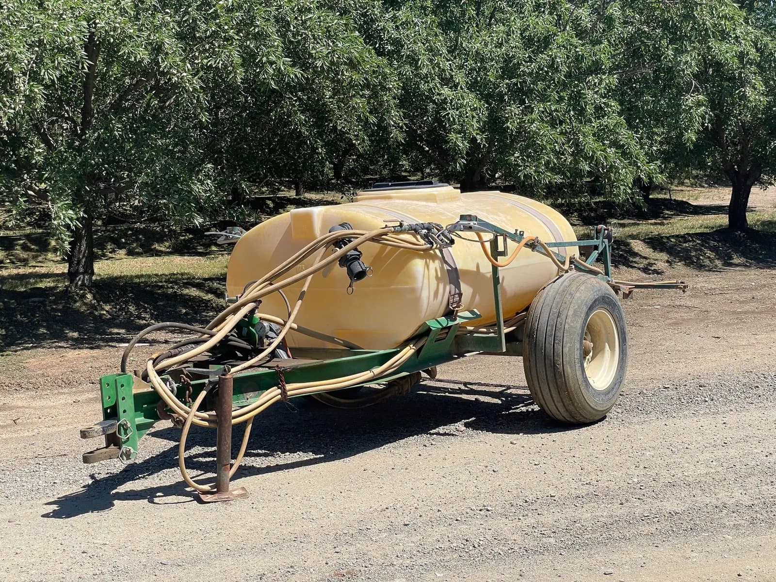 300-gallon-sprayer-trailer-mpq1butp