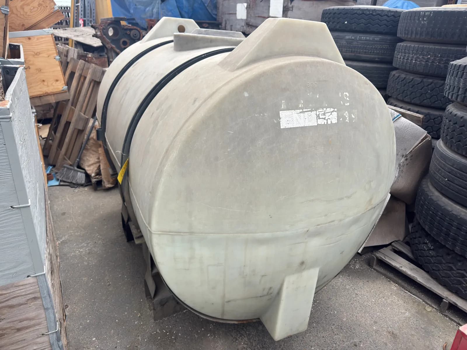 600-gallon-tank-with-frame-38832b