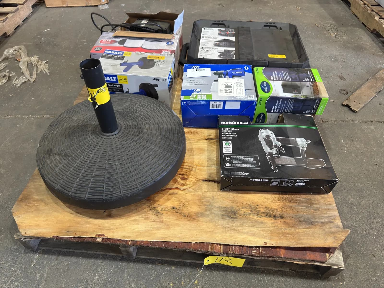 contents-of-pallet-assorted-hand-tools-umbrella-stand-200w-transformer-and-more-mpn9haj2