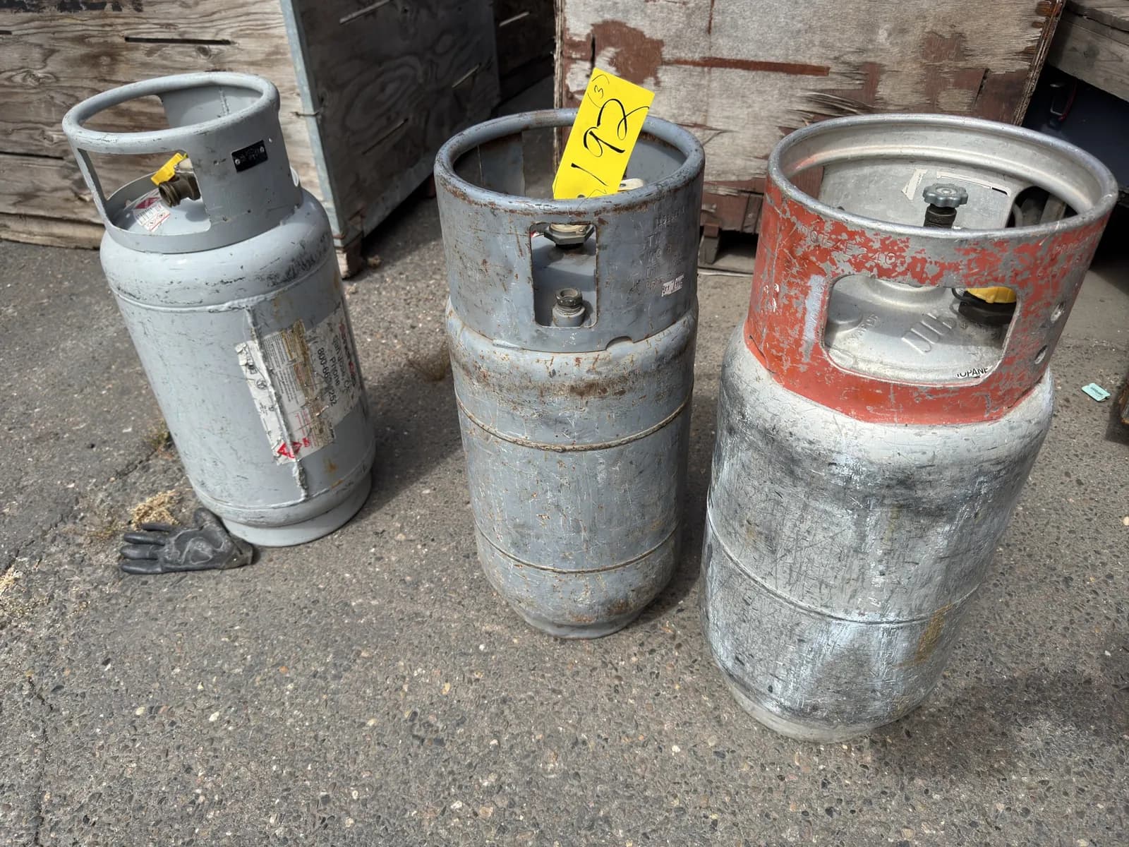 3-assorted-propane-tanks-006503