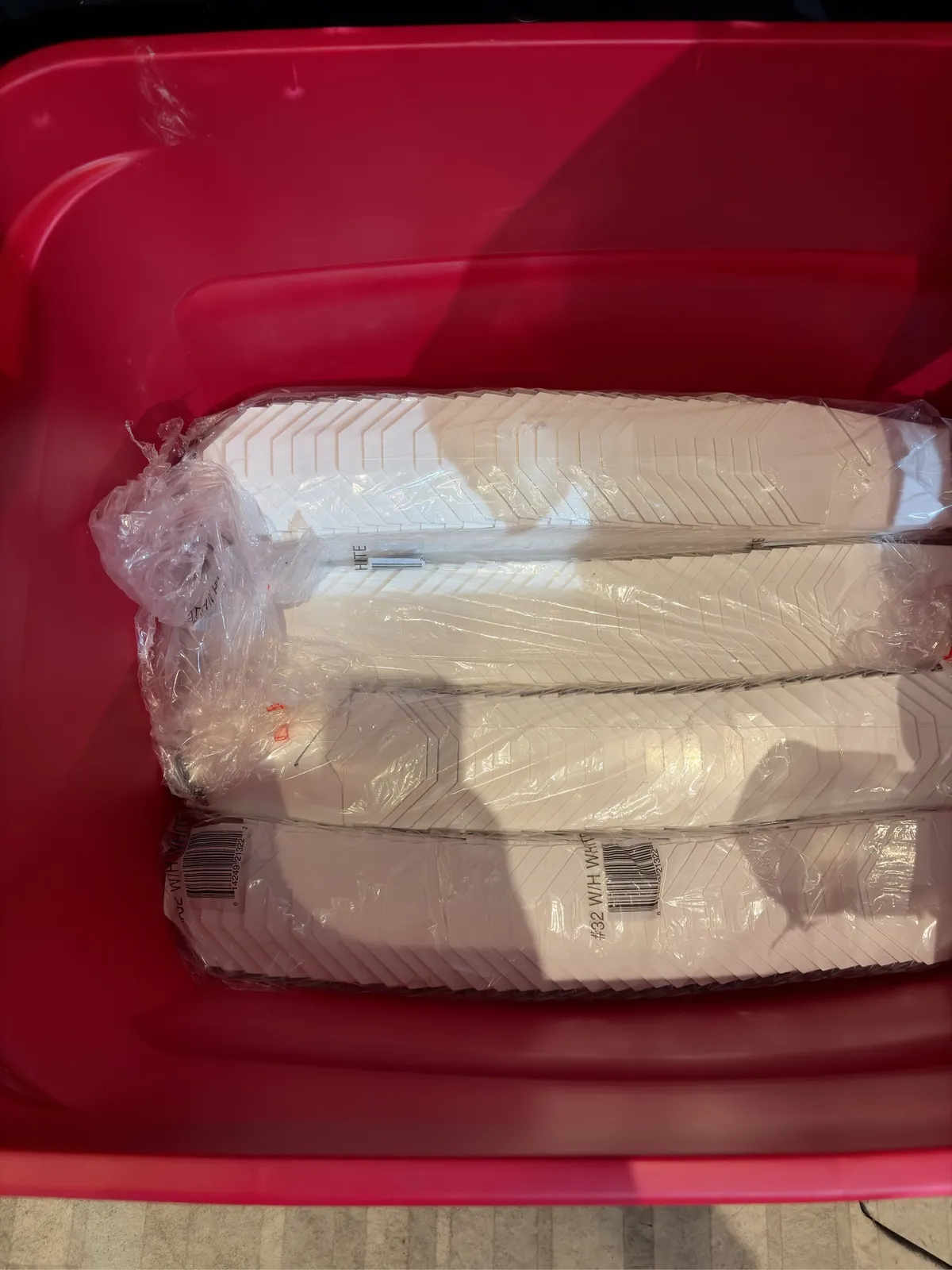 bin-of-sleeves-of-white-chinese-food-boxes-with-silver-handle-mpq3shk5