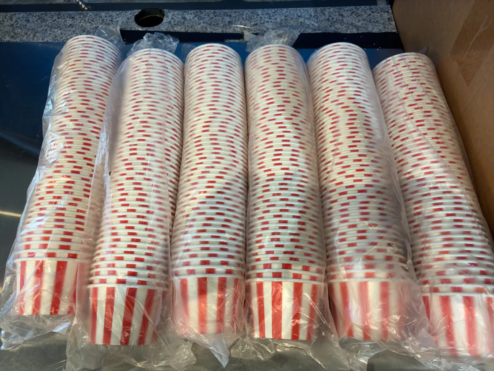 6-sleeves-of-50-8oz-red-and-white-striped-cups-mpq3ya0p