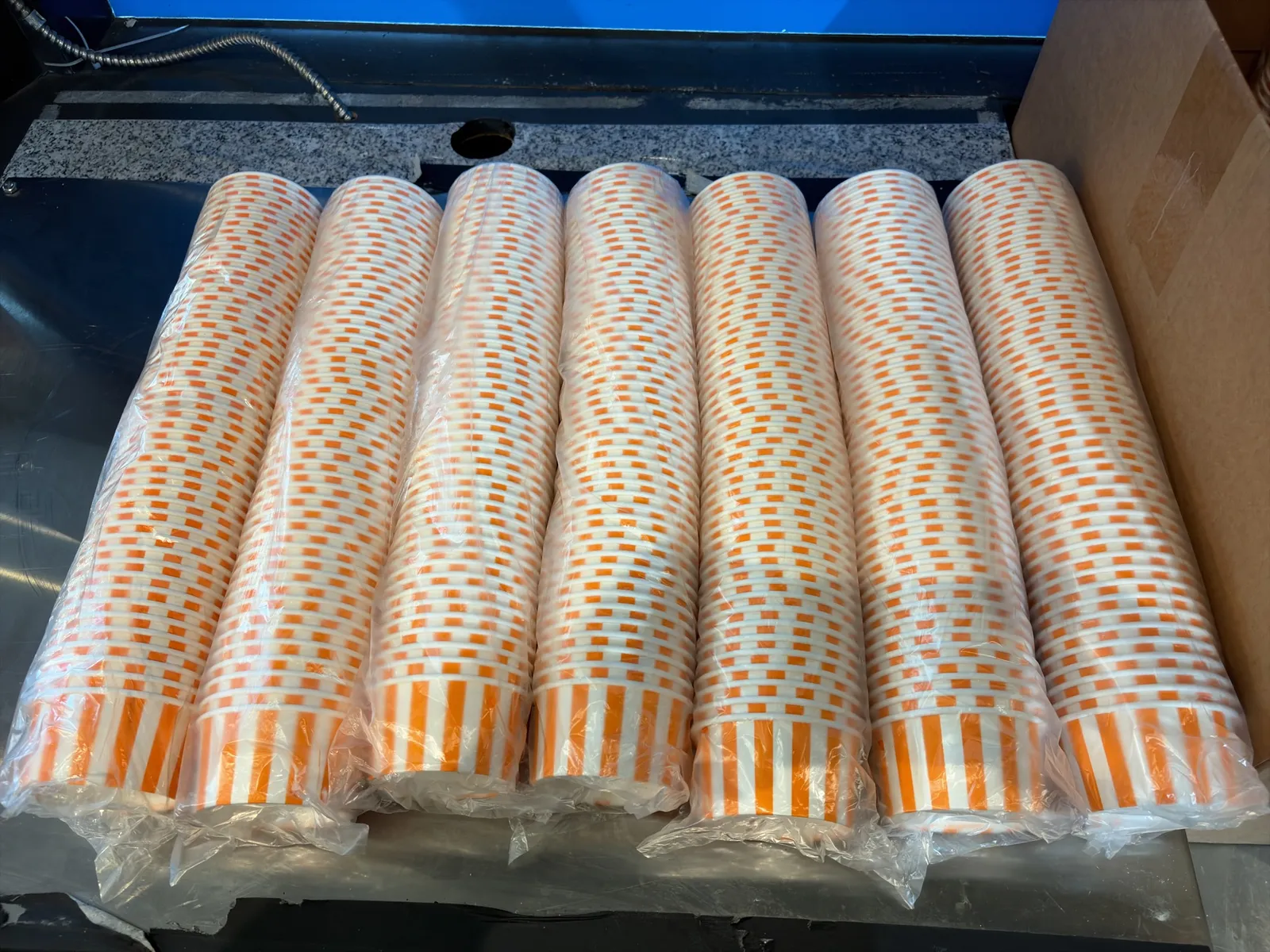 7-sleeves-of-50-6oz-orange-and-white-striped-cups-mpq3zhbi