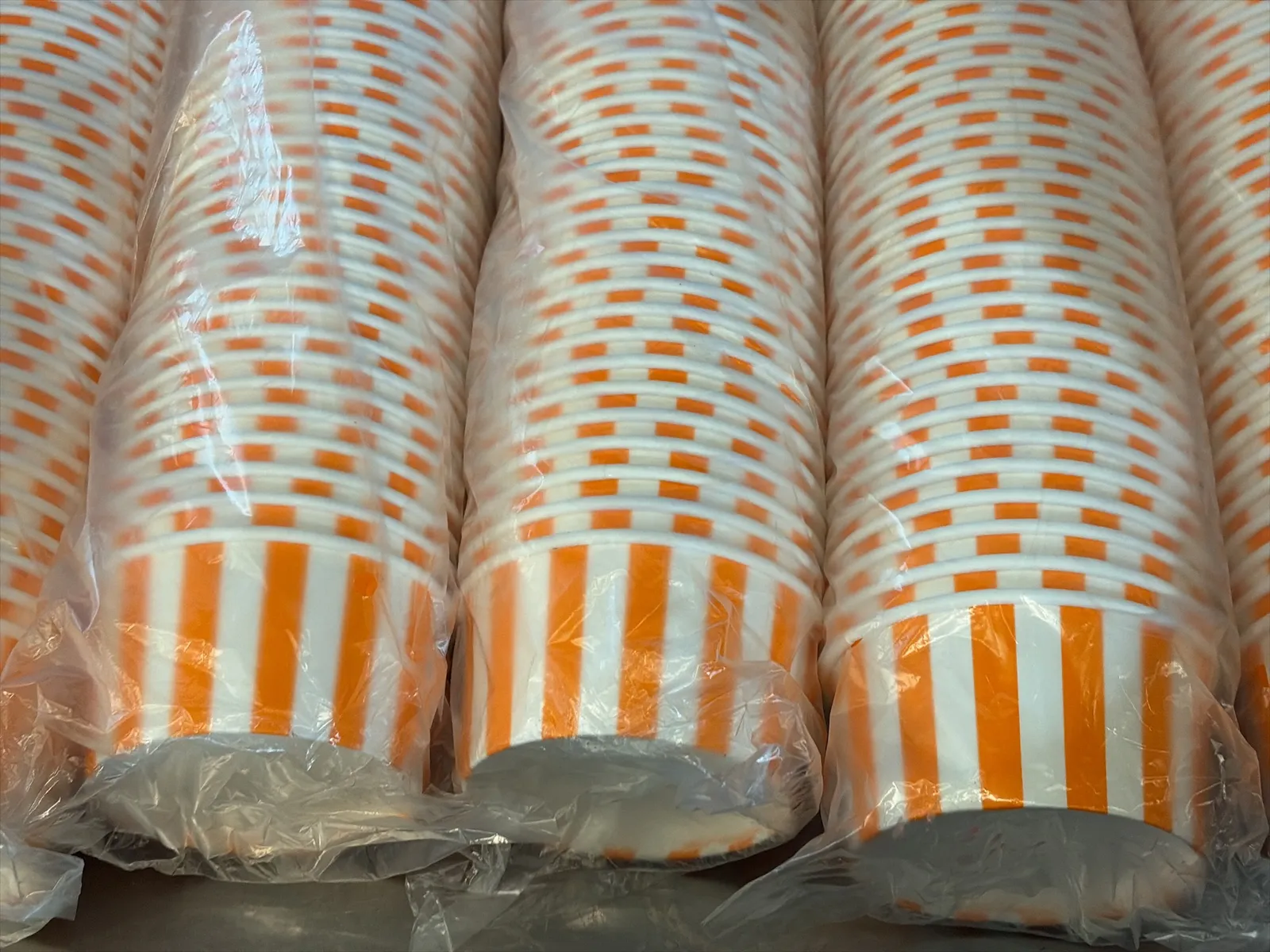 6-sleeves-of-50-6oz-orange-and-white-striped-cups-mpq3zork