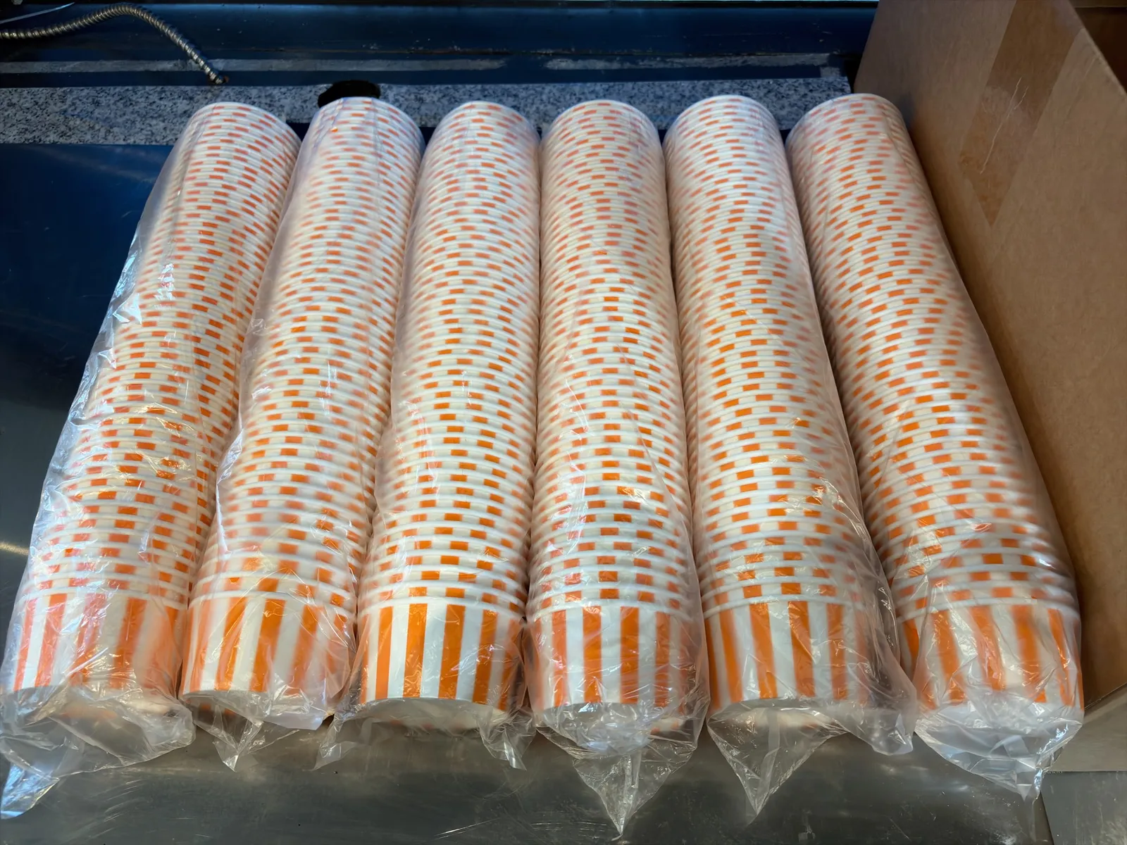 6-sleeves-of-50-6oz-orange-and-white-striped-cups-mpq3zork