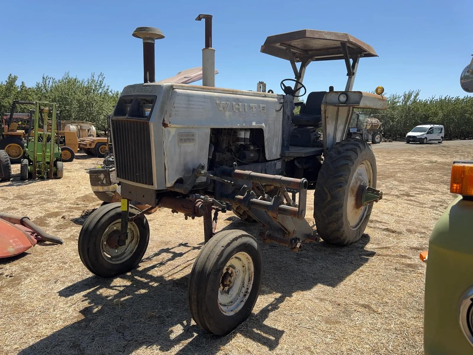 white-tractor-model-285-22553-msgobuul