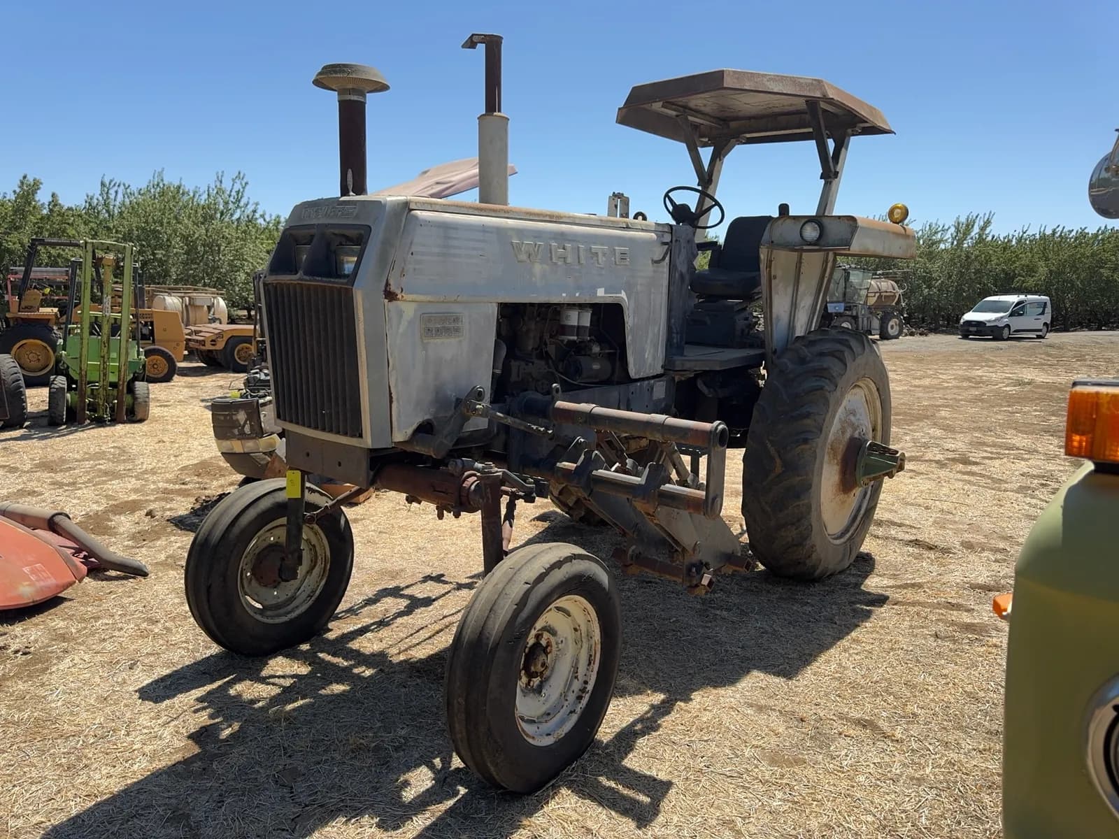 white-tractor-model-285-22553-msgobuul