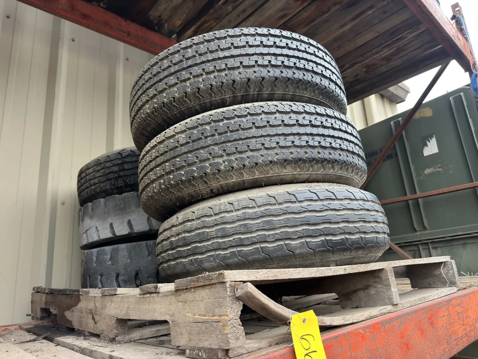 contents-of-pallet-assorted-forklift-wheels-and-tires-mqa1fbls
