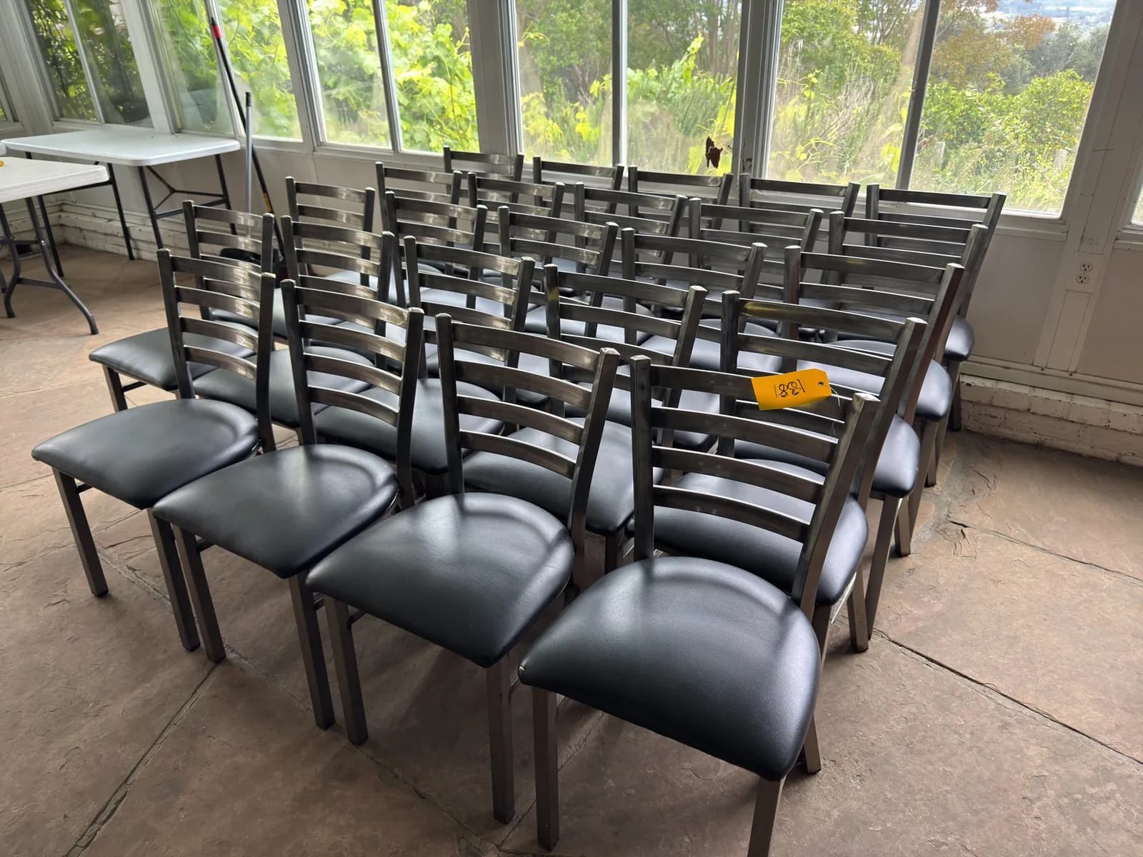 24-chairs-e25b8e