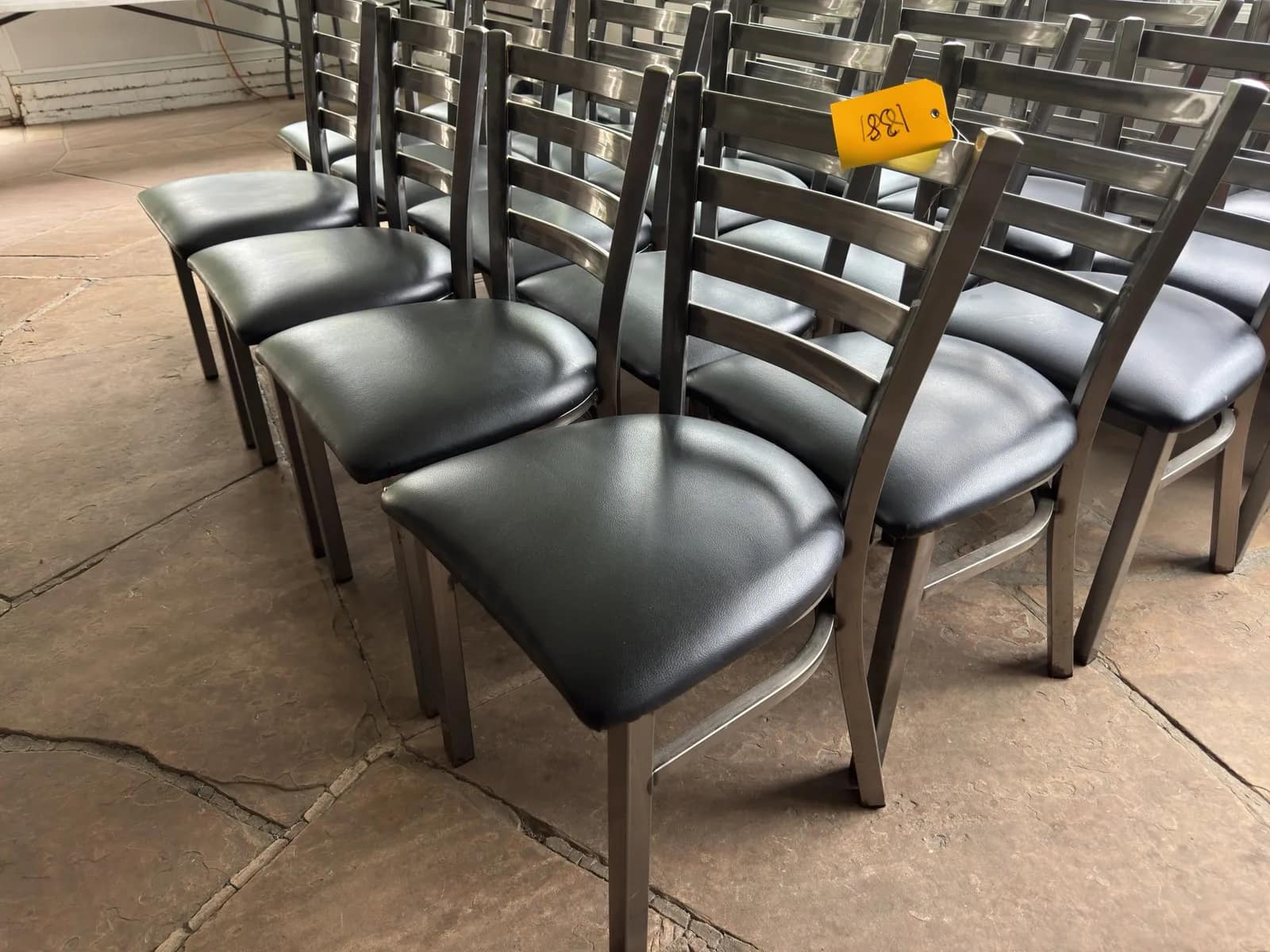 24-chairs-e25b8e