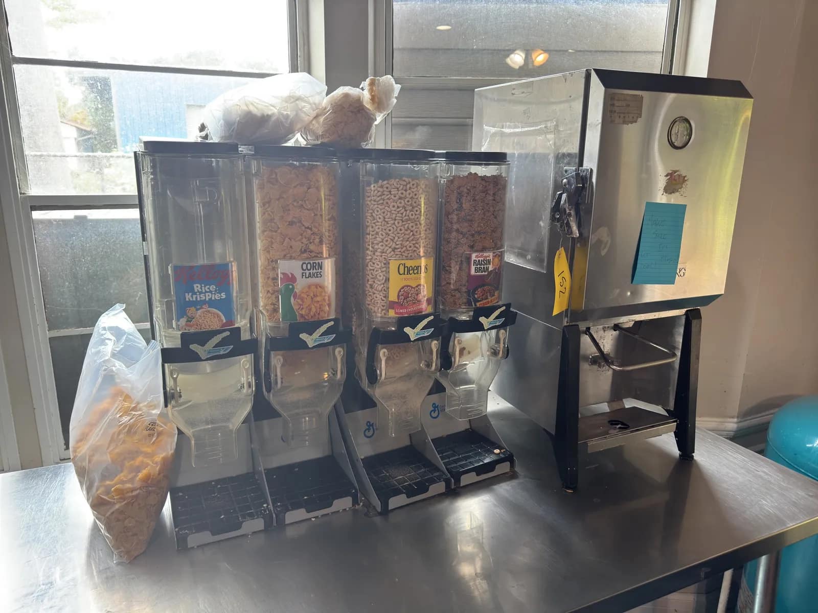 cereal-and-milk-dispensers-mpvrtvu0