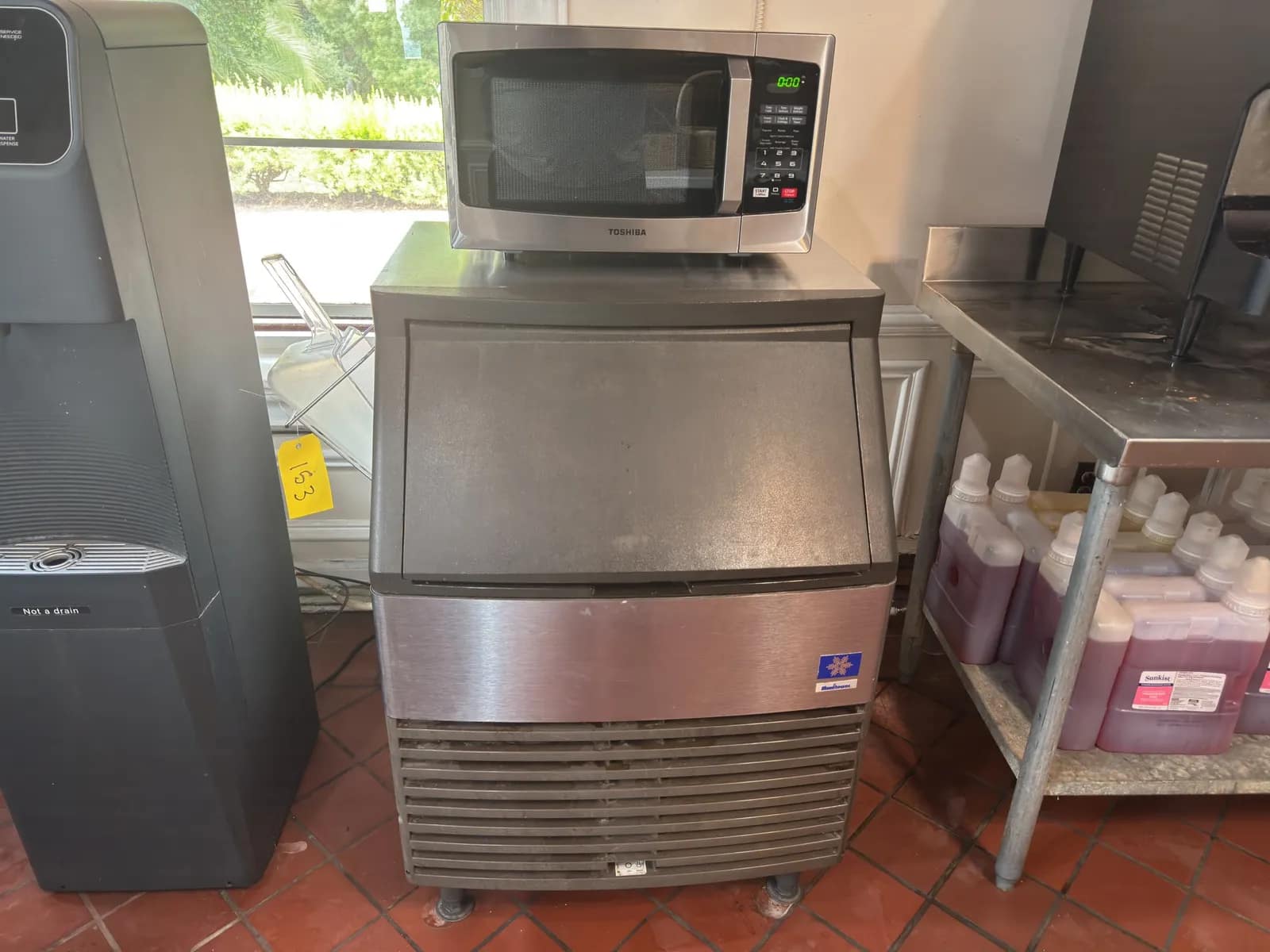manitowoc-under-counter-commercial-ice-machine-and-toshiba-microwave-mpvrumer