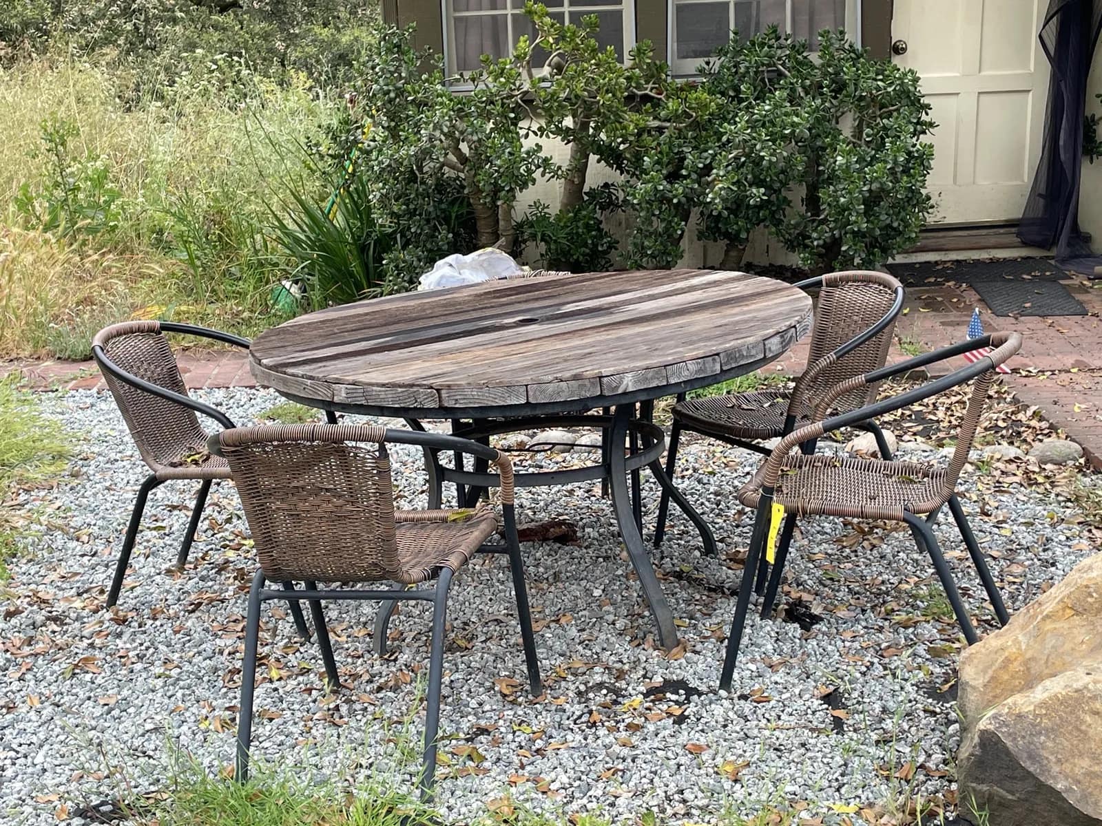 wood-and-metal-circular-table-with-5-chairs-6e453f