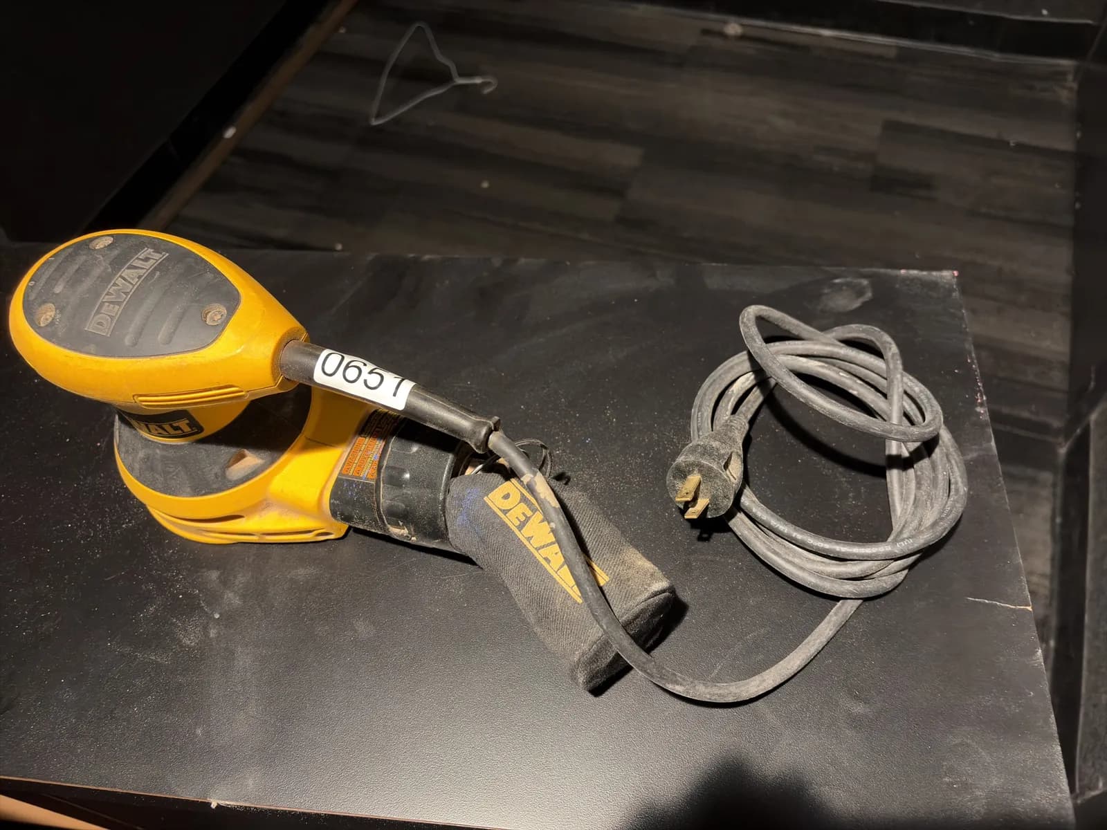 dewalt-corded-electric-sander-cd7a40