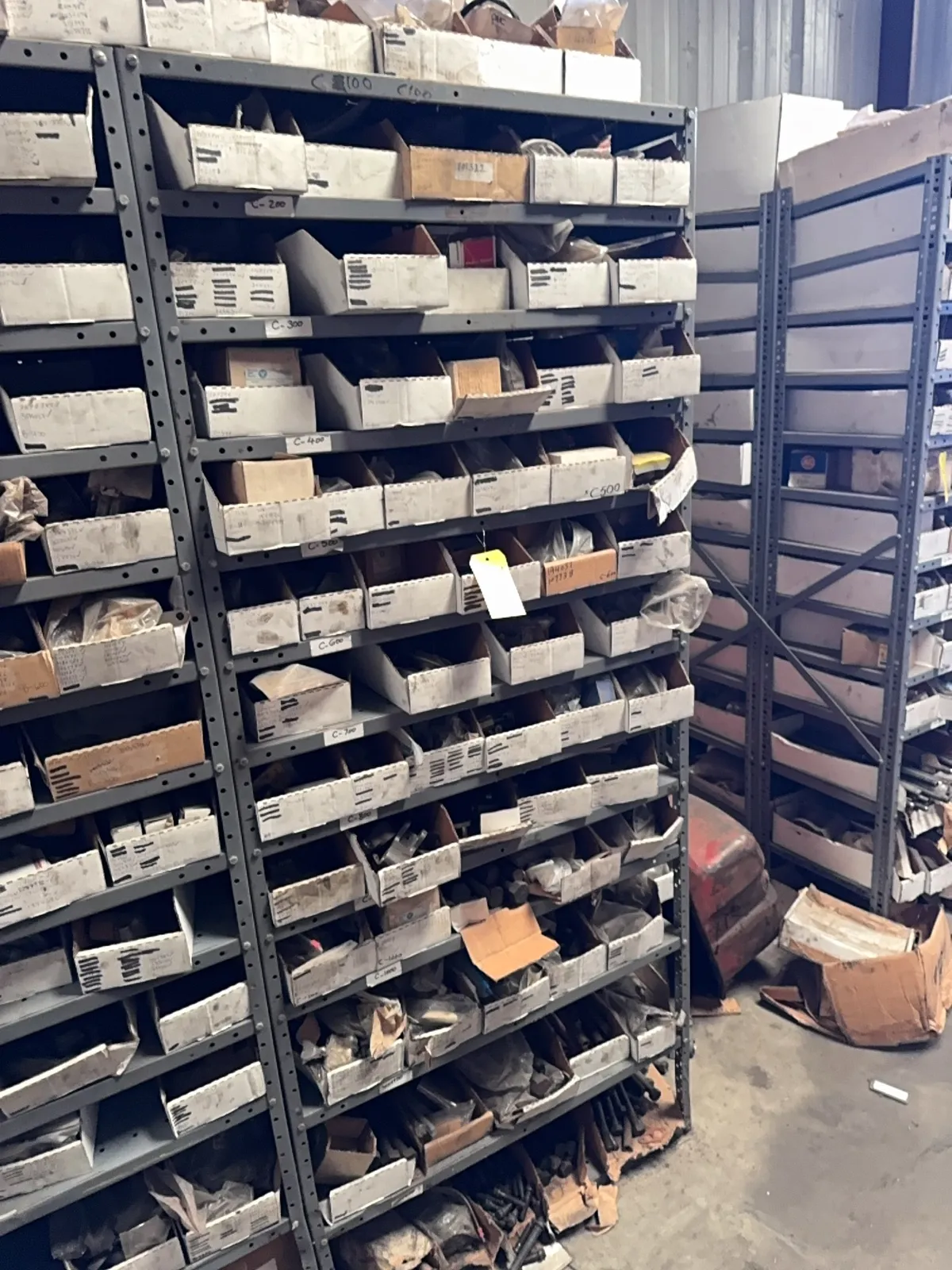 contents-of-double-sided-rack-hyster-parts-apc-parts-valve-locks-cummins-parts-mqfo1uys