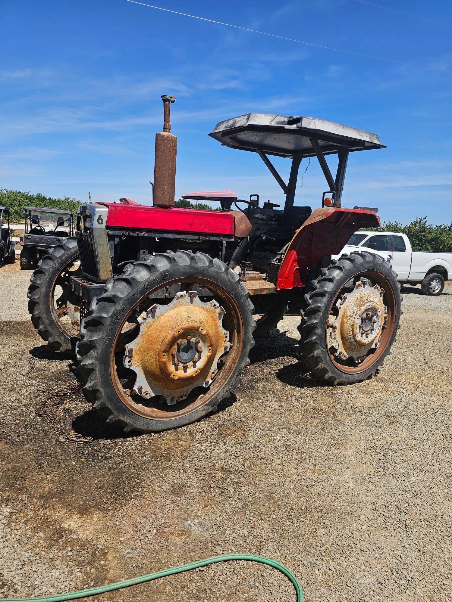 white-farm-equipment-tractor-not-running-ms7vwk8e