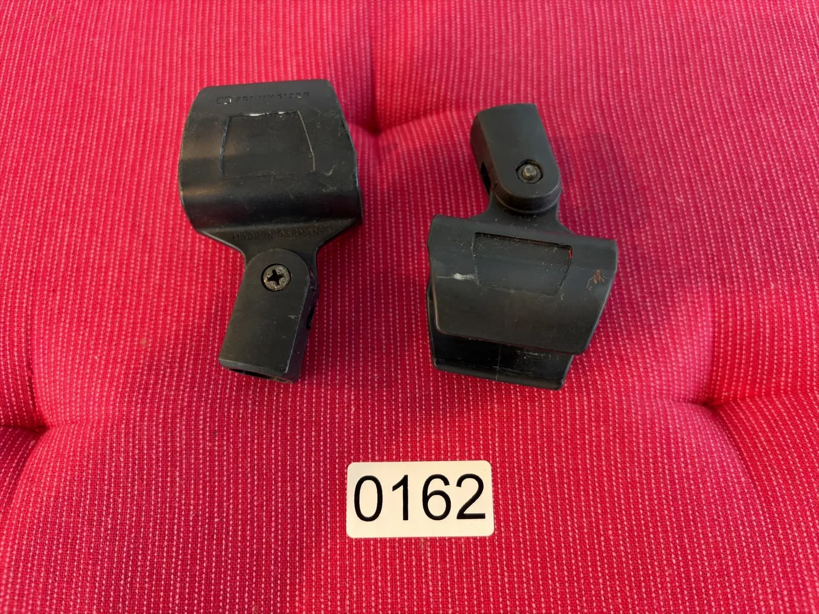 2-matching-mic-clips-mqiz5ojk
