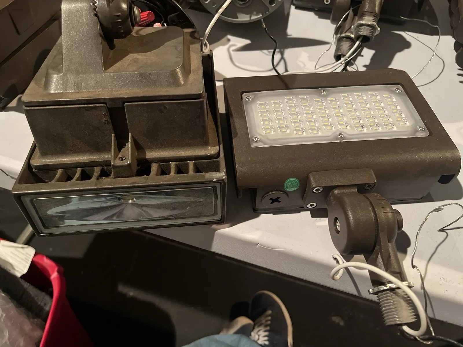 2-feit-electric-pro-series-led-flood-light-and-vintage-industrial-spotlight-with-adjustable-arm-mqiz5t9q