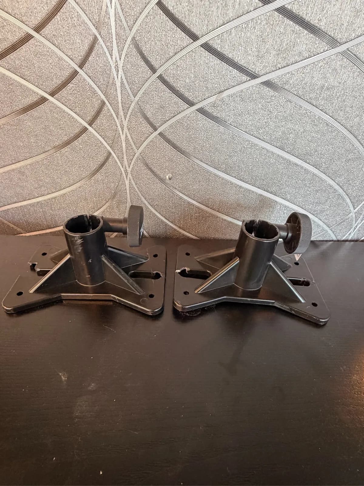 pair-of-speaker-stands-mounting-plates-mqiz5vca