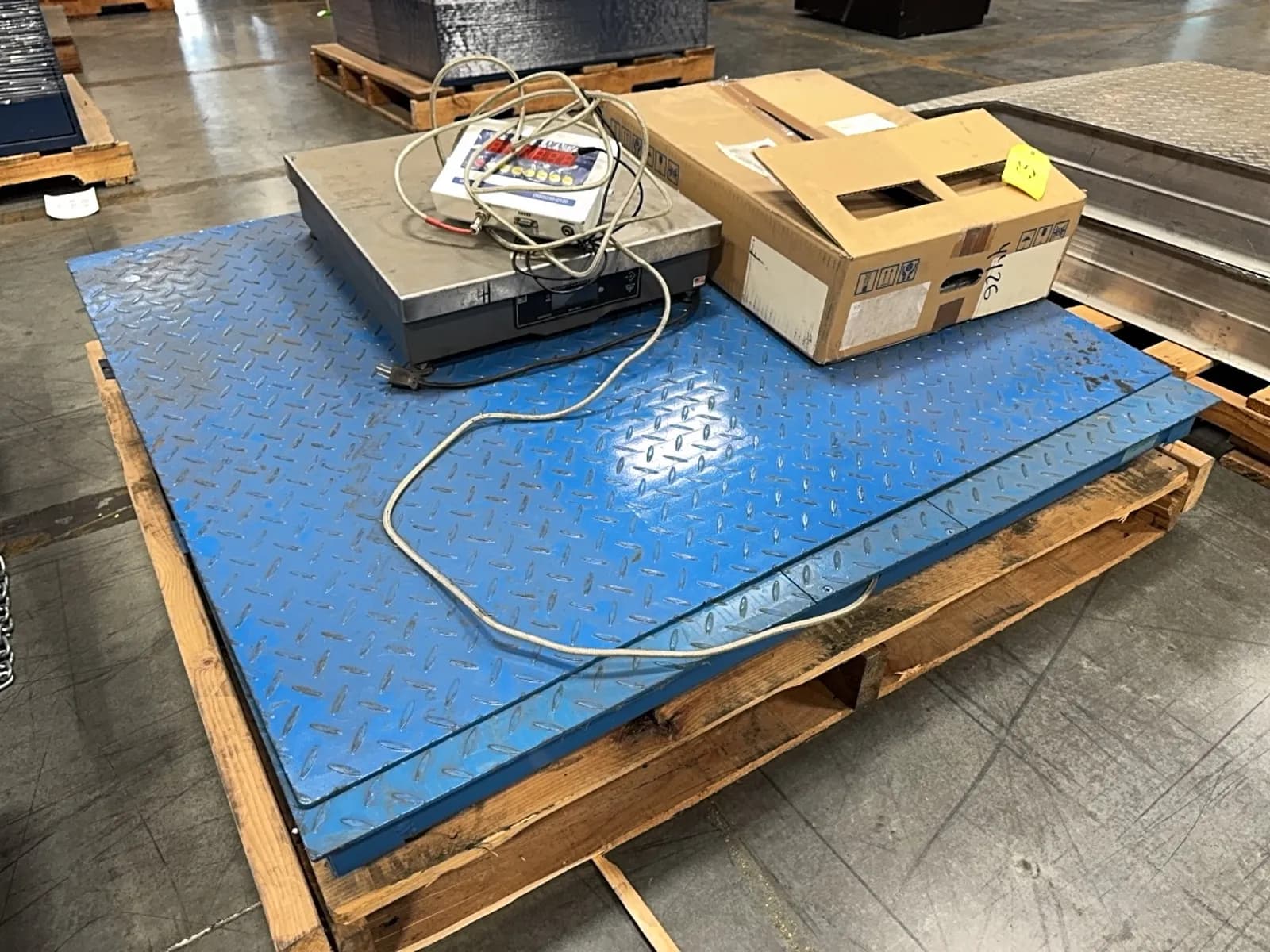 contents-of-pallet-scale-with-ramp-and-tabletop-scale-b83f3f