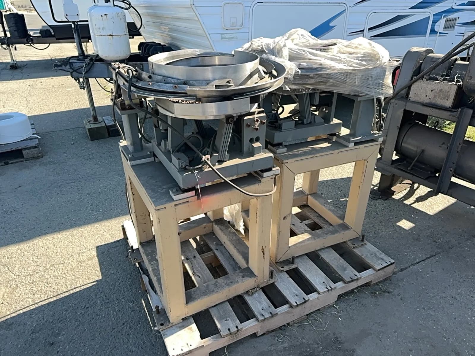2-jerhen-industries-inc-vibratory-parts-feeders-7ca446