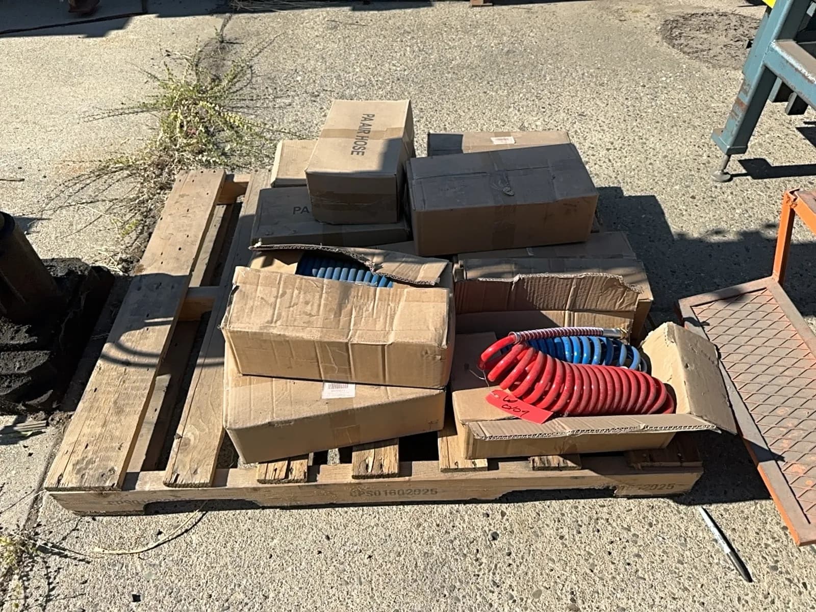 11-boxes-of-air-brake-hoses-6f09c6